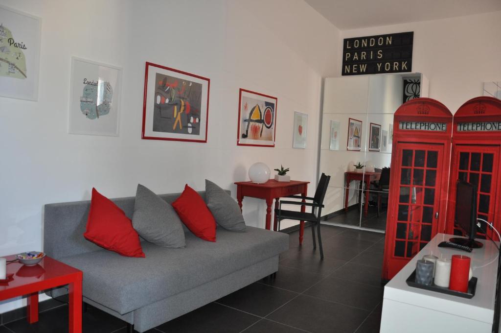 ローマにあるLa Casina di Ludoのリビングルーム(ソファ、赤い電話ブース付)