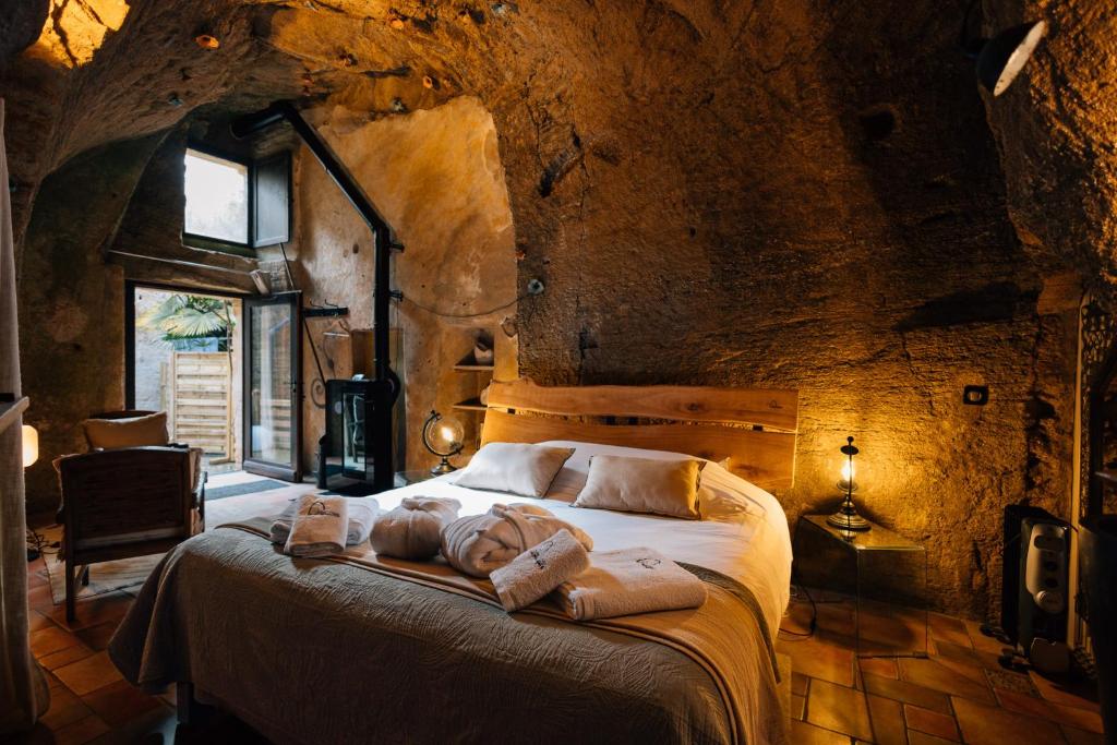 a bedroom with a bed with towels on it at Le Cocon in Doué-la-Fontaine