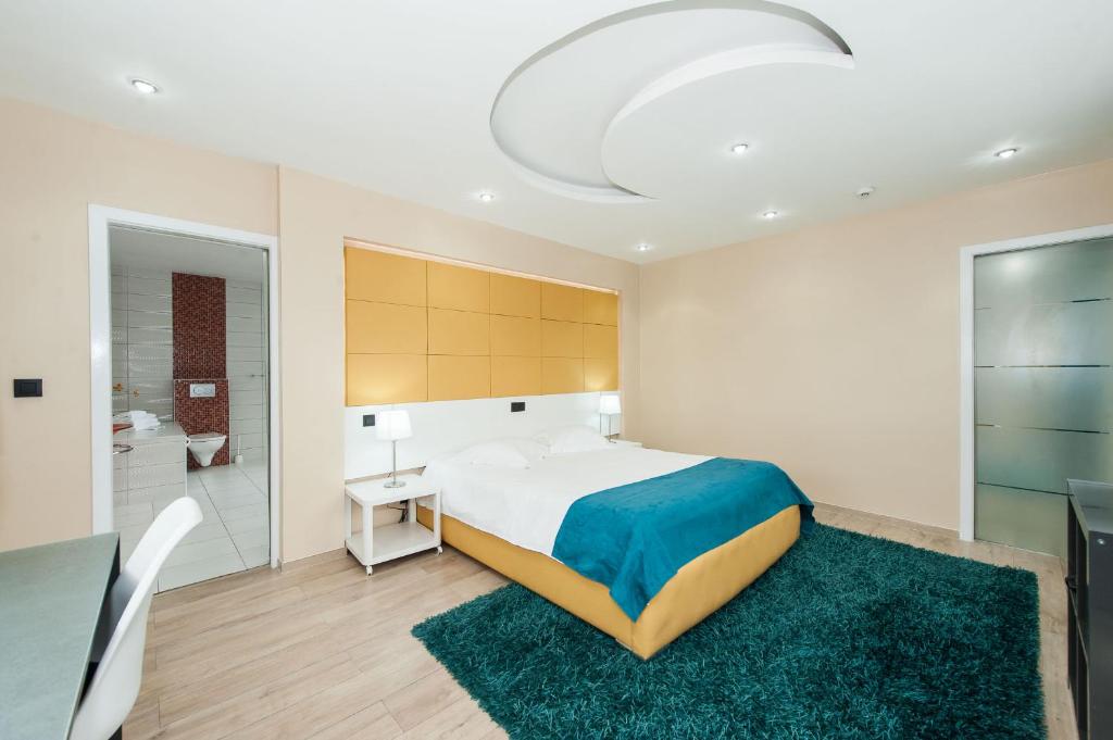 a bedroom with a large bed and a bathroom at Hotel Phenix in Brussels