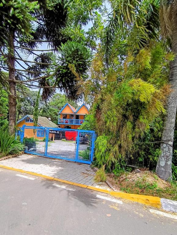 a blue gate in front of a house at Residencial Saldanha in Gramado