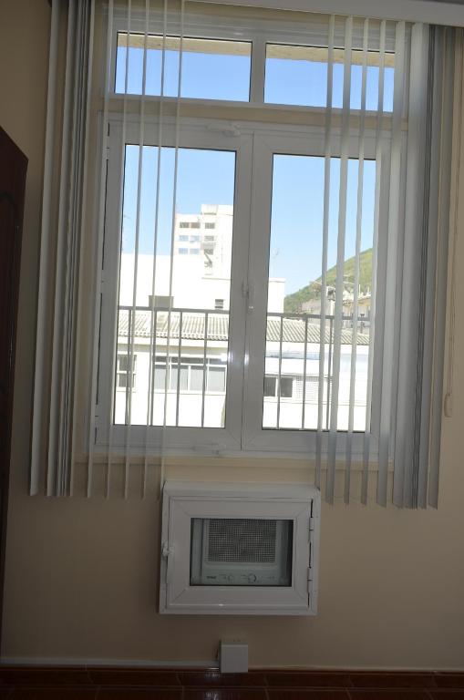  Comfortable flat one block to Copacabana beach