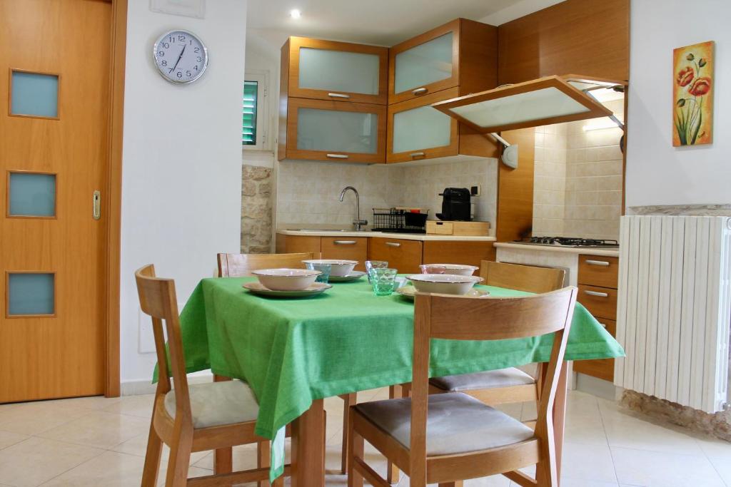 a kitchen with a table with a green table cloth at A Casa Di Giulia - Appartamento sul Lungomare - Giovinazzo in Giovinazzo