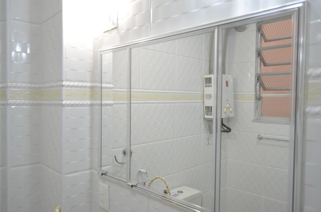  Comfortable flat one block to Copacabana beach