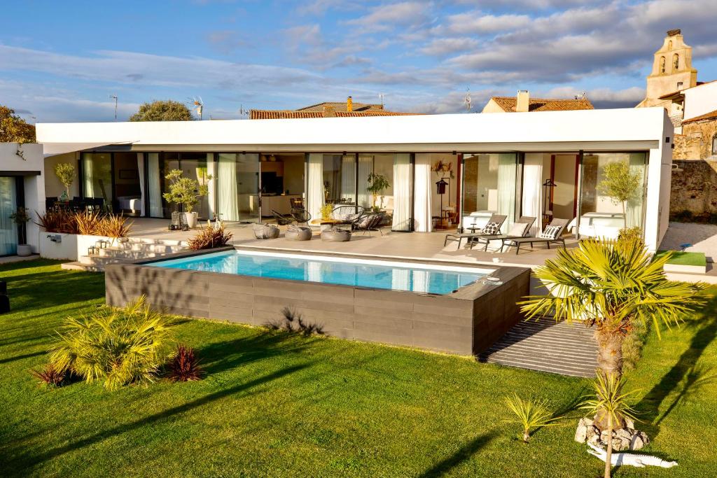 a house with a swimming pool in the yard at Villa de Diseño con Piscina Privada in Pastores