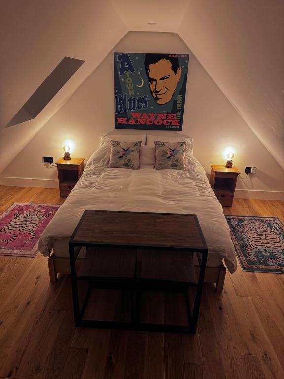 Postel nebo postele na pokoji v ubytování Downsview Loft