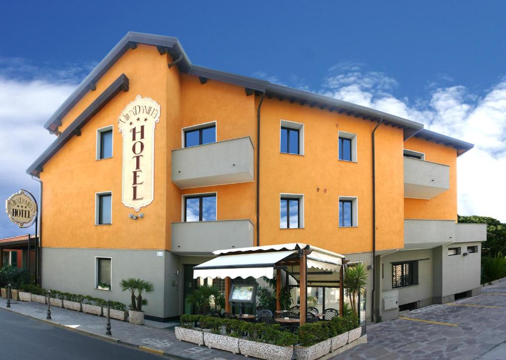 un edificio arancione con un cartello sul lato di New Automatic Villa Daniela a San Bartolomeo al Mare