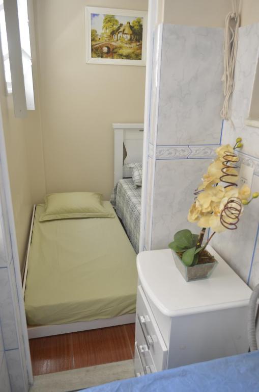  Comfortable flat one block to Copacabana beach