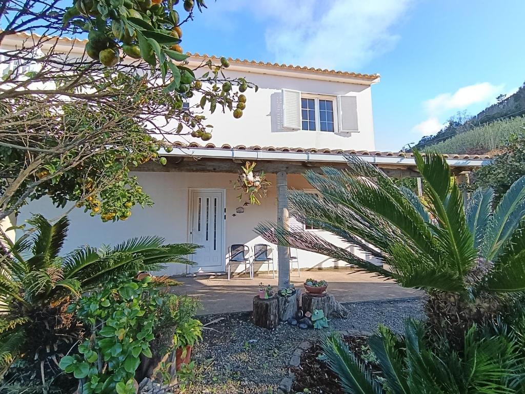 a villa with a view of the front of the house at Casa da Volta - Porto Moniz in Porto Moniz