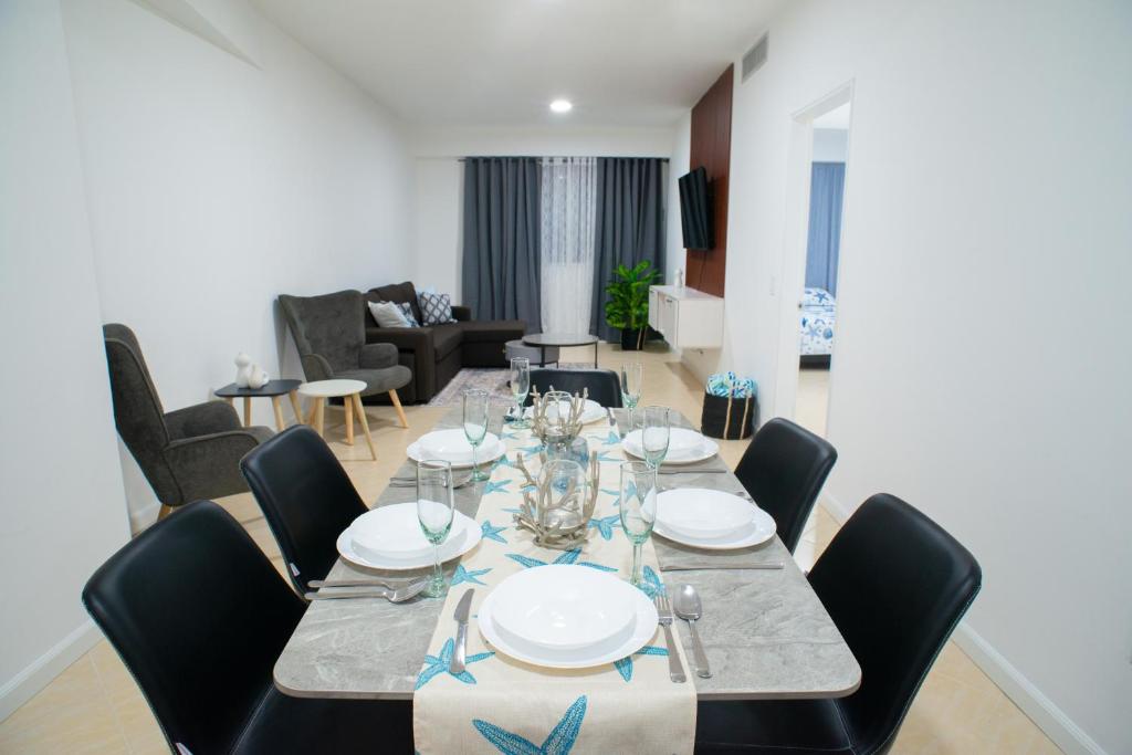 a dining room with a table and chairs at Amplio, cómodo y cerca Del Mar in Porlamar