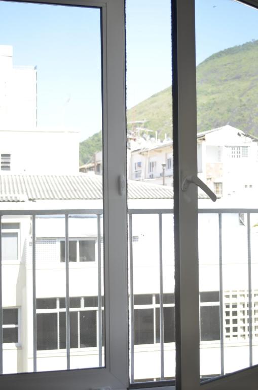  Comfortable flat one block to Copacabana beach