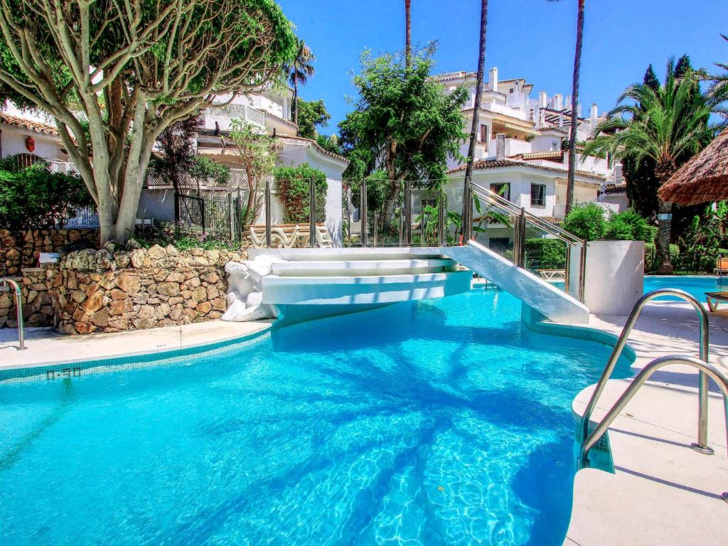 Beachside Apartment with Jacuzzi & Pool