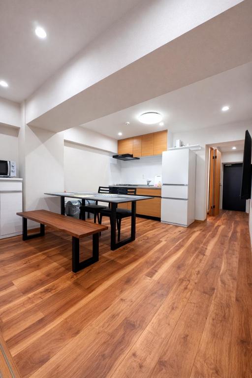 新宿 歌舞伎町 Shinjuku Kabukicho Newly Renovated Spacious 3Bedroom with 6 Beds, 2 Bathrooms & 2 Toilets 步行到JR新宿駅10分 東新宿4分 新宿三丁目5分 直达渋谷原宿秋葉原