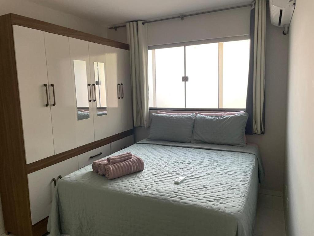 a small bedroom with a bed and a window at Estadia Executiva no Centro de Palmas in Palmas