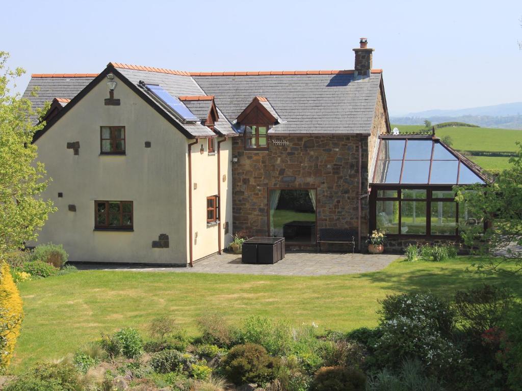 an external view of a house with a garden at Green Lane Cottage in Newtown