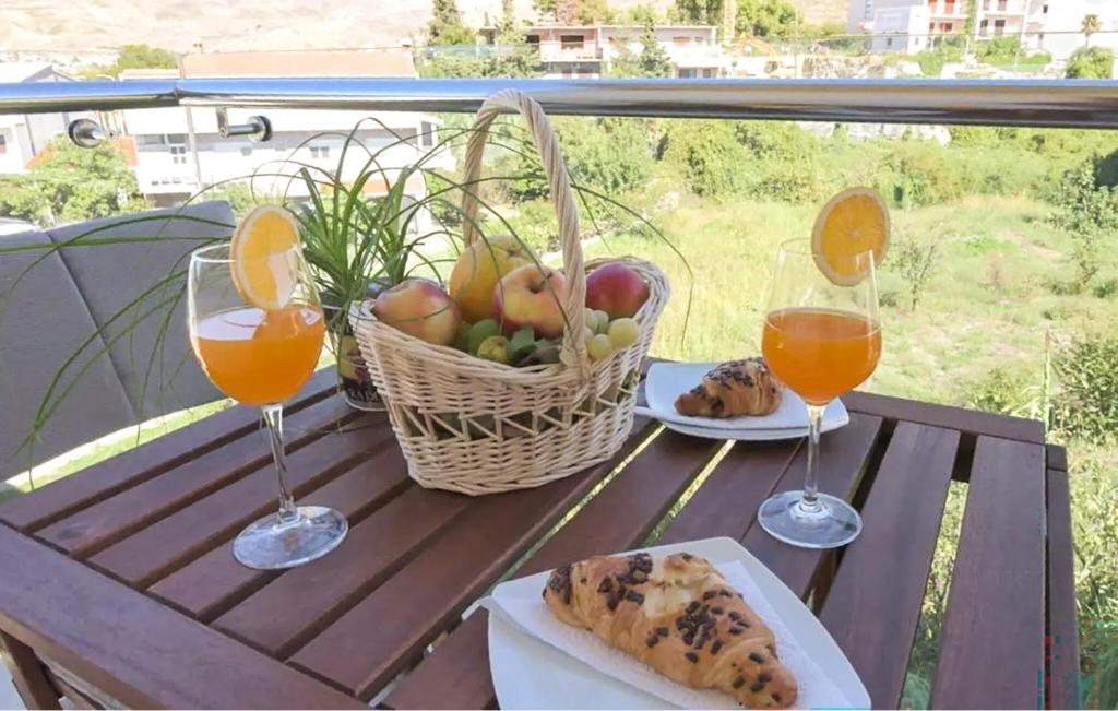 Lovely Apartment In Podstrana With Wifi