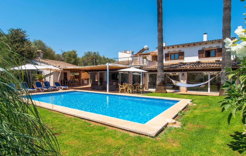 a swimming pool in the yard of a house at Can Tomeu De Llubi in Llubí