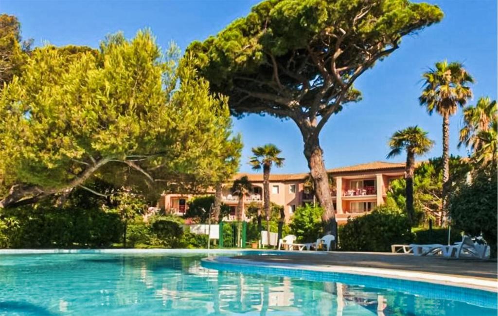 Piscine Et Accès Plage