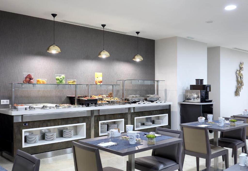 Exe Zaragoza WTC - Resim 17