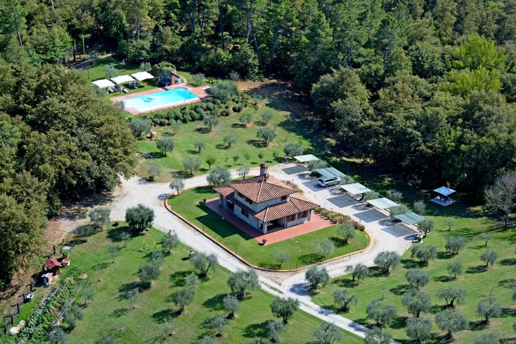 una vista aerea di una casa con piscina e alberi di La Casetta nel Bosco a Sinalunga