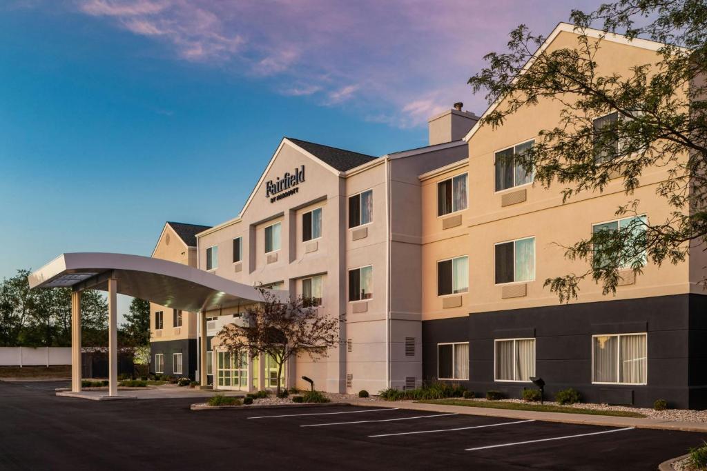 a rendering of the front of a hotel with a parking lot at Fairfield Inn by Marriott Richmond in New Paris