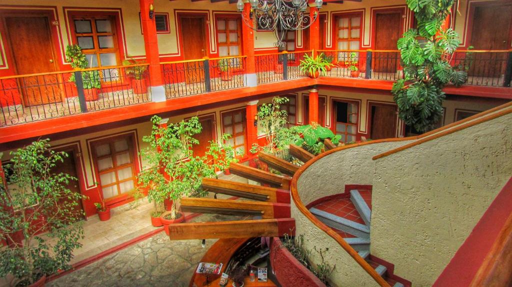 una vista aérea de un edificio con una escalera de madera en Hotel Real del Valle, en San Cristóbal de Las Casas