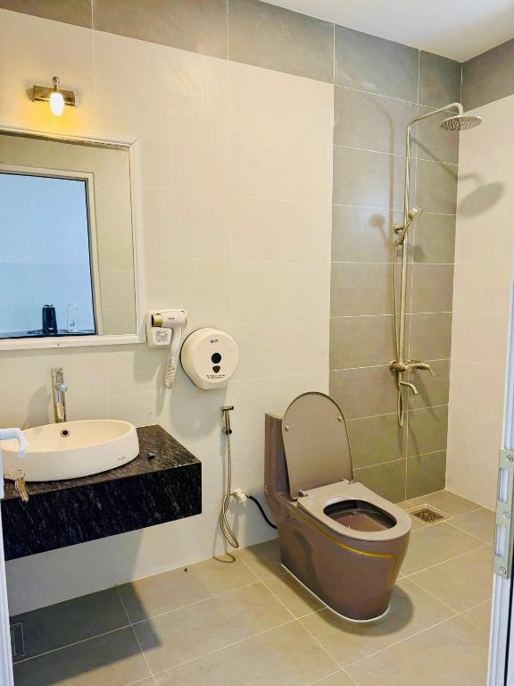 a bathroom with a toilet and a sink at Hotel 86 in Phan Thiet