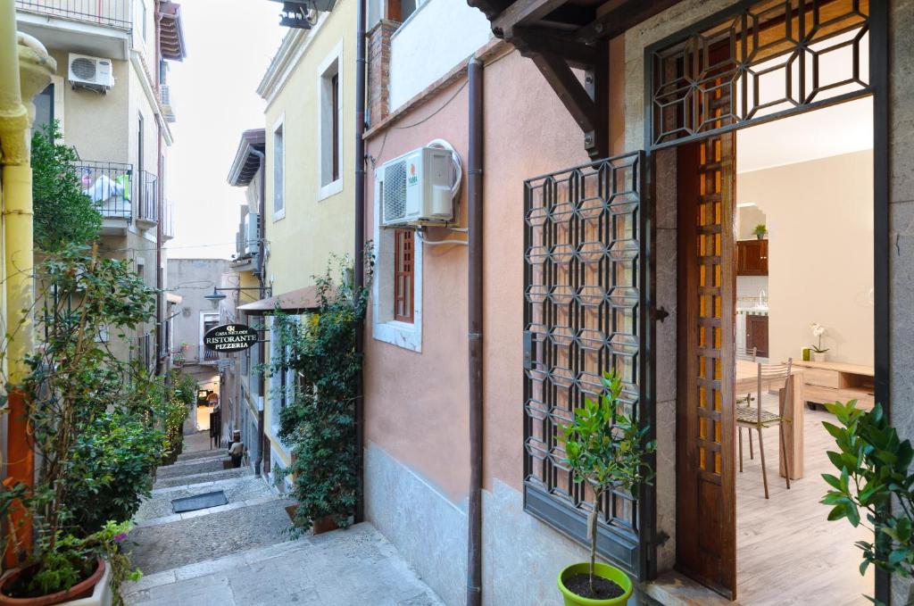 un callejón en un edificio antiguo con una puerta abierta en Holiday Home Taormina 2, en Taormina