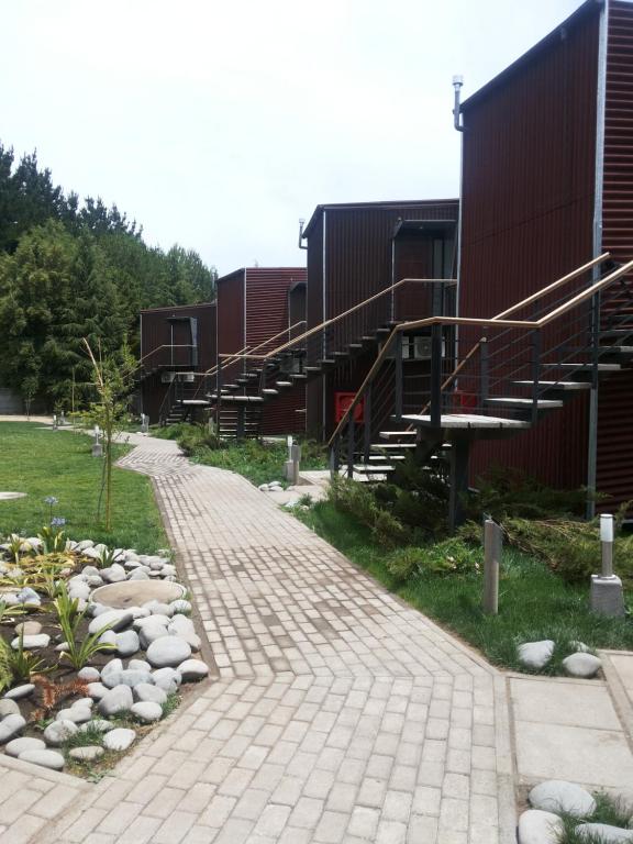 a brick path in front of a building with stairs at Ruta Hotel Alto La Cruz in Los Ángeles