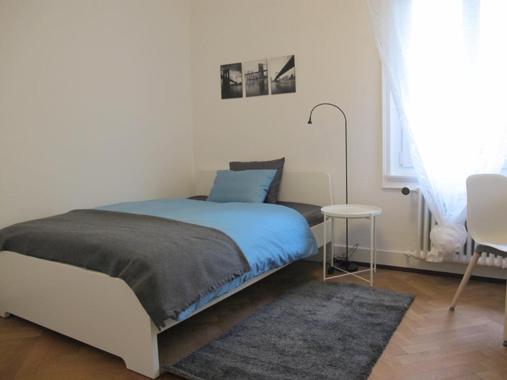 Uma cama ou camas num quarto em Zurich Furnished Apartments