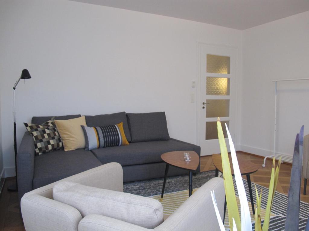 Uma área de estar em Zurich Furnished Apartments