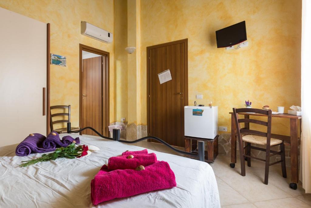 A bed or beds in a room at Affittacamere Shardana