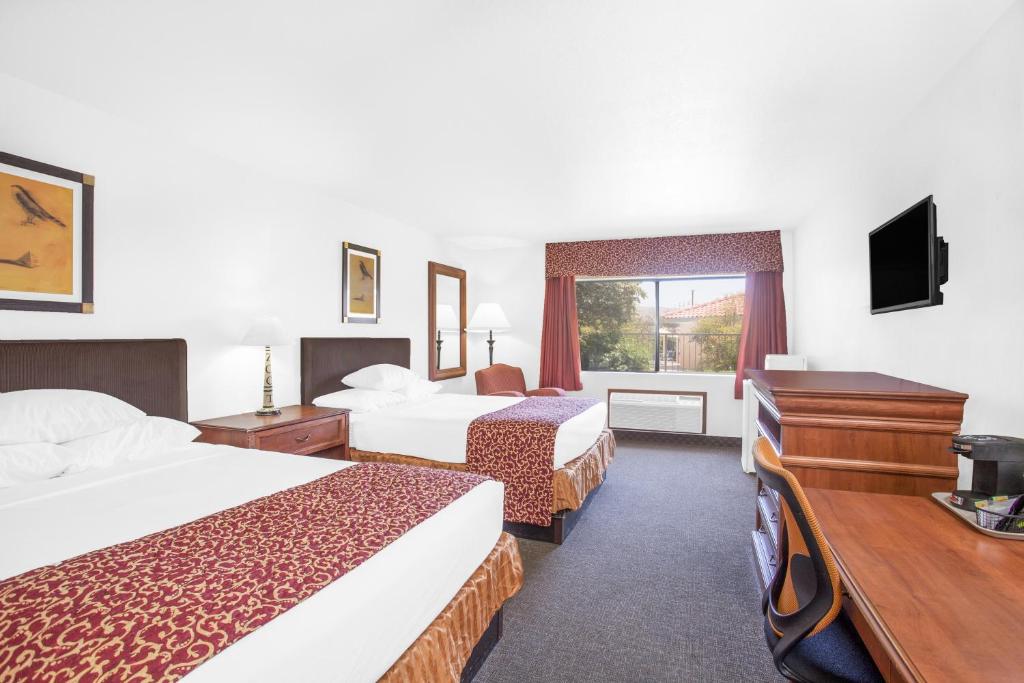 Postel nebo postele na pokoji v ubytování Ramada by Wyndham Barstow