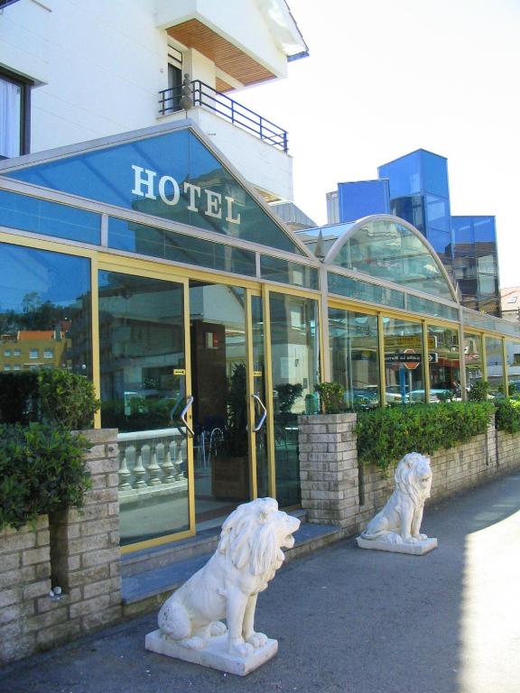 dos estatuas de leones frente a un hotel en Hotel Isabel, en Isla