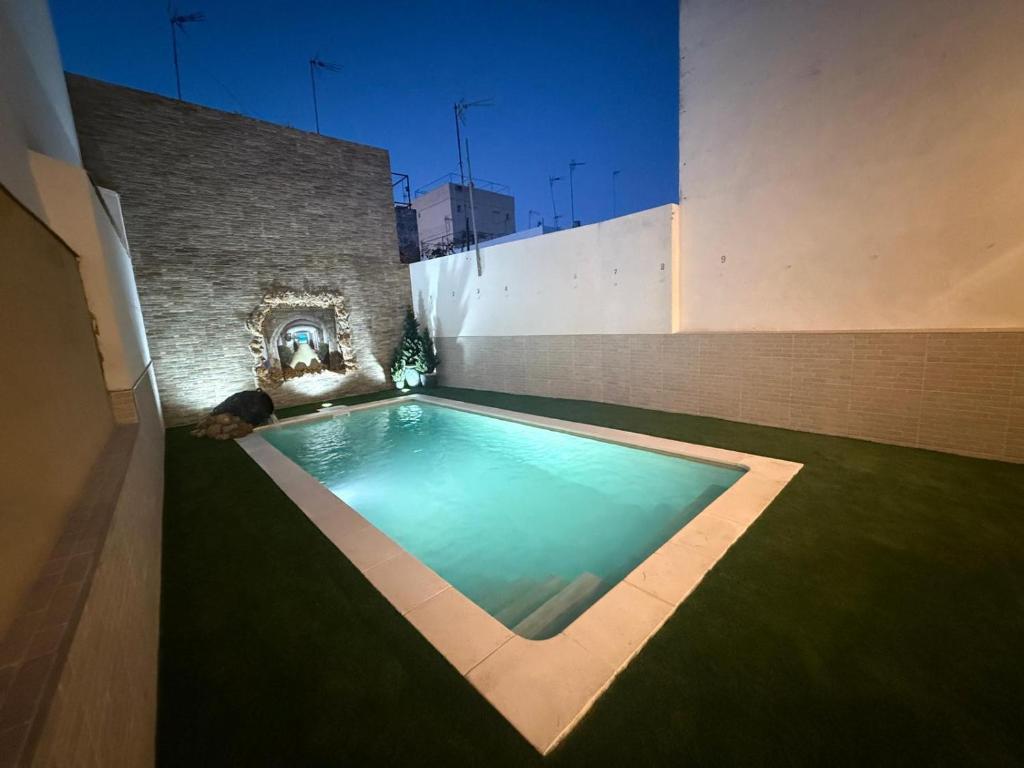 a swimming pool in the middle of a building at Geranio Chipionahome in Chipiona