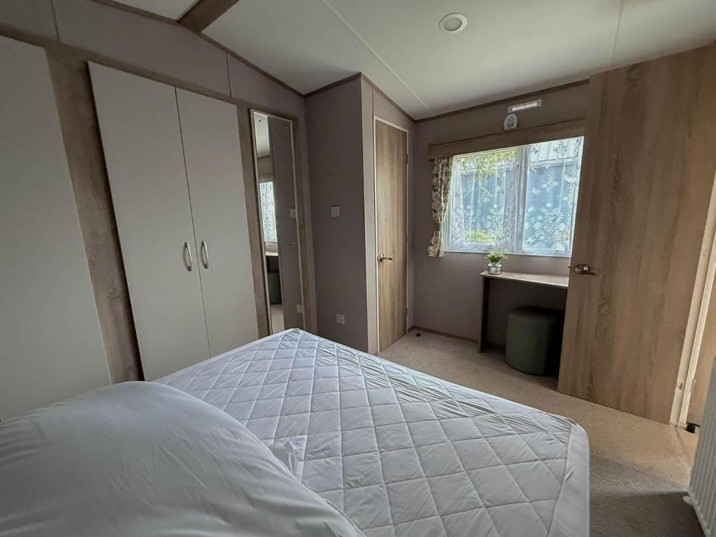 Stunning 6 Berth Caravan Near To The Beach At Pakefield Ref 68115Cr 2