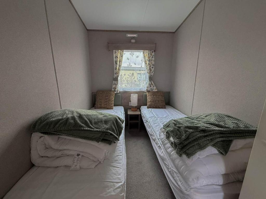 Stunning 6 Berth Caravan Near To The Beach At Pakefield Ref 68115Cr 8