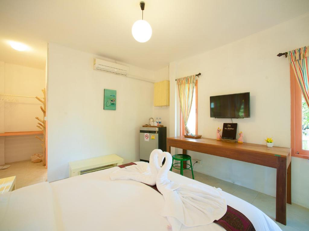 TV a/nebo společenská místnost v ubytování Baan Chokdee Pai Resort
