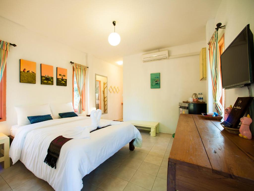 TV a/nebo společenská místnost v ubytování Baan Chokdee Pai Resort