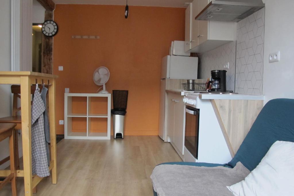 a room with a kitchen and a living room at POLIGNY, appartement centre ville in Poligny