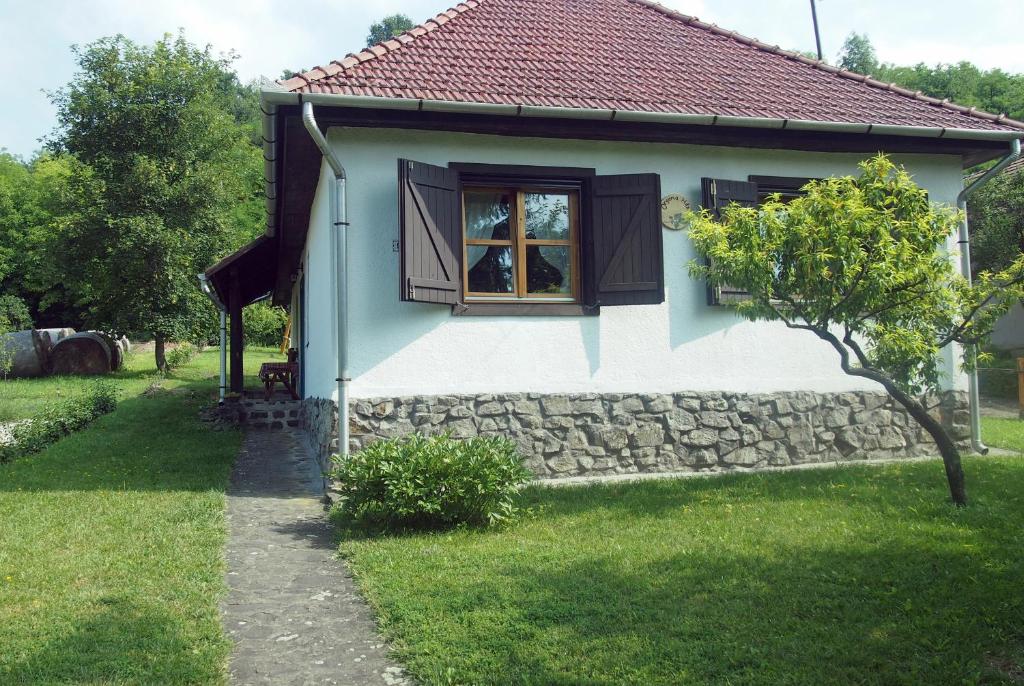 Casa pequeña con ventana y pared de piedra en Orgona Ház, en Szécsény