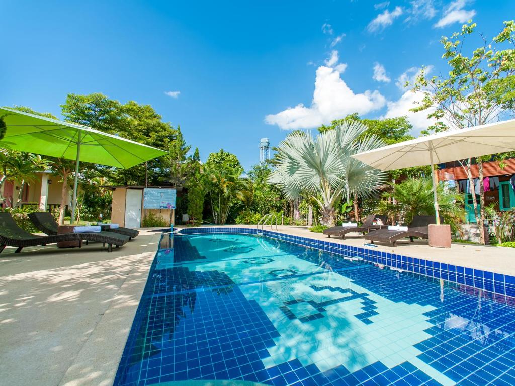 Bazén v ubytování Baan Chokdee Pai Resort nebo v jeho okolí