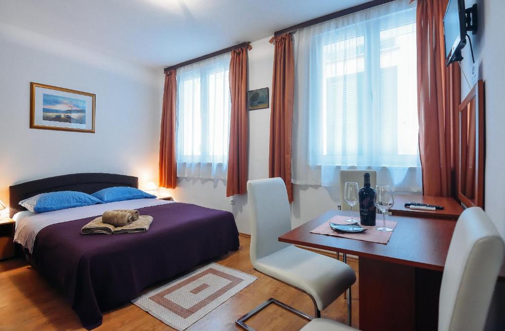 1 dormitorio con 1 cama y escritorio con ordenador en Sweet Dreams Apartments, en Zadar