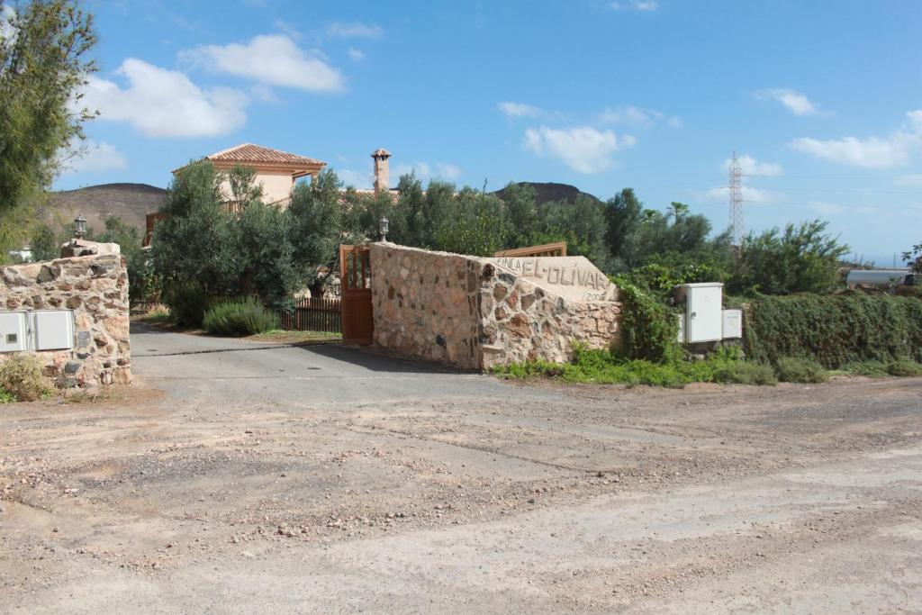 un edificio de piedra al lado de una carretera en Suite Vistas al Mar, en Puerto del Rosario