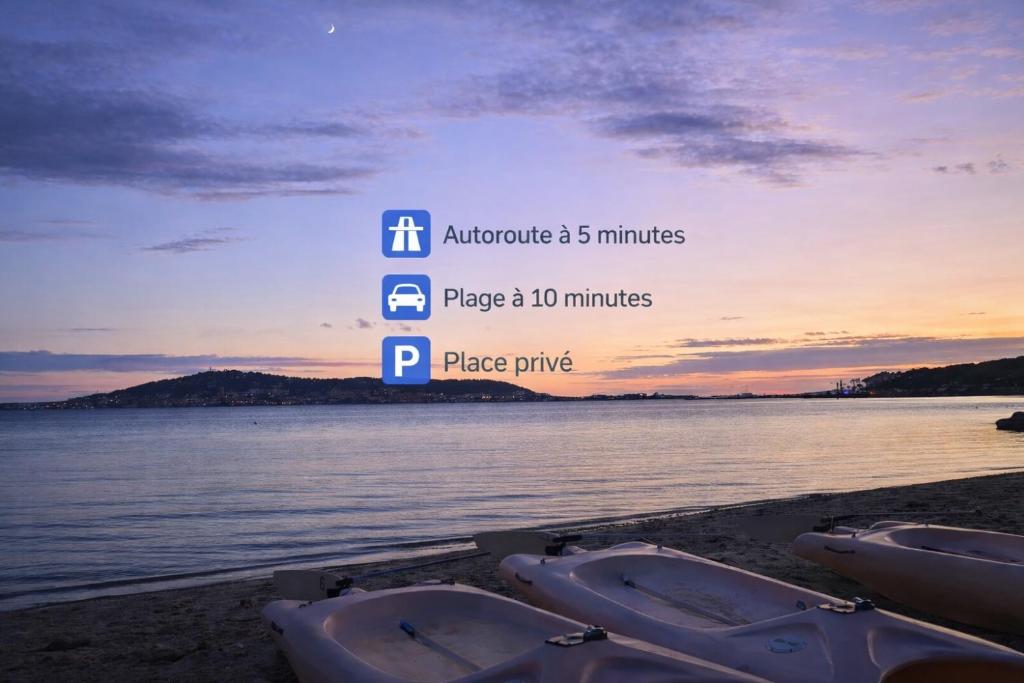 a group of boats sitting on a beach near the water at L’escapade marine ensoleillée in Balaruc-le-Vieux