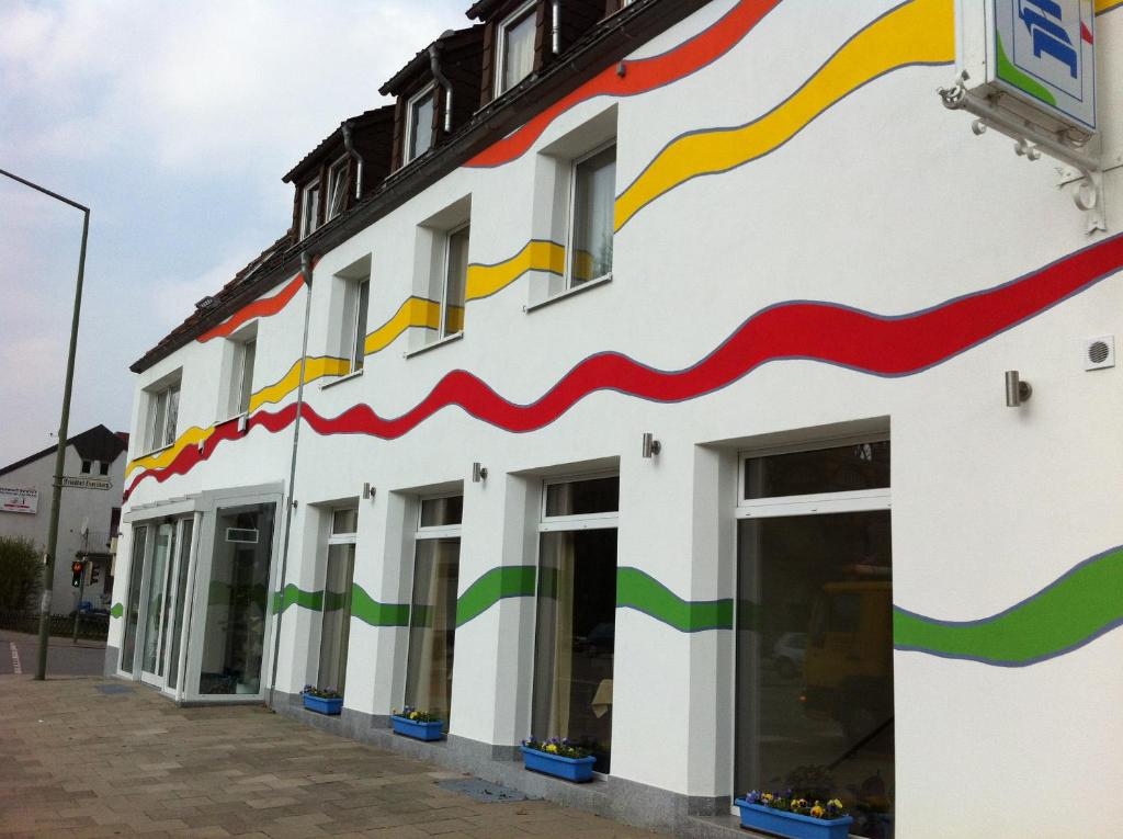 una tienda con una fachada colorida en una calle en Hotel Appart en Osnabrück