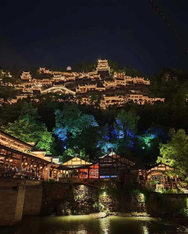a view of a city at night at Yu Ni Meisu-wang xian gu Branch in Qiaotou