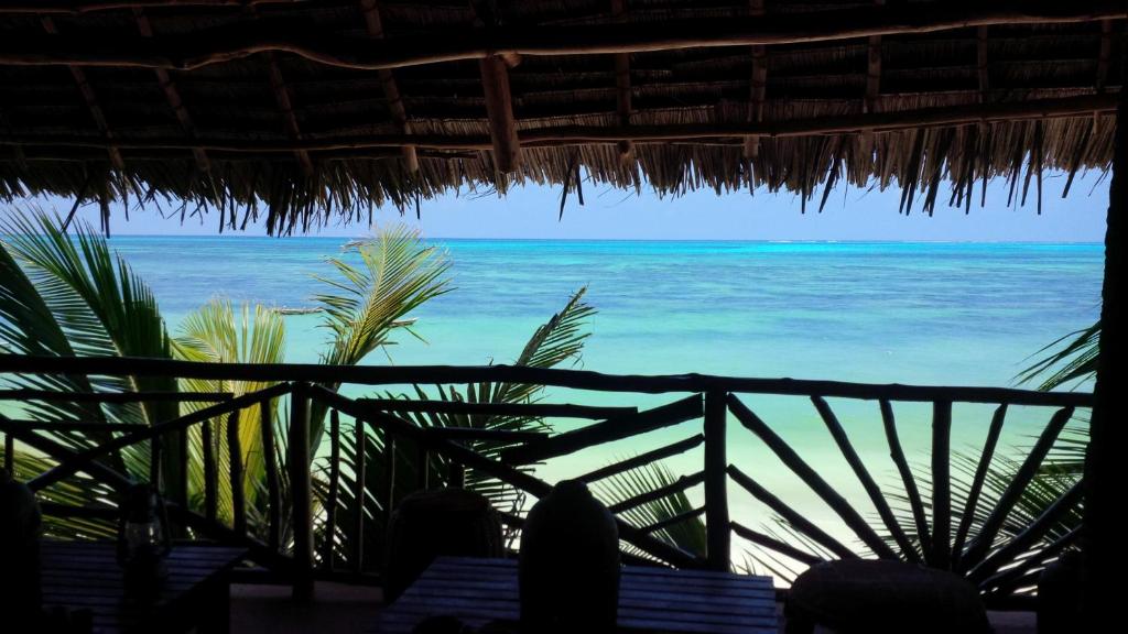 una cabaña de paja con vistas al océano en Mamamapambo Boutique Hotel, en Jambiani