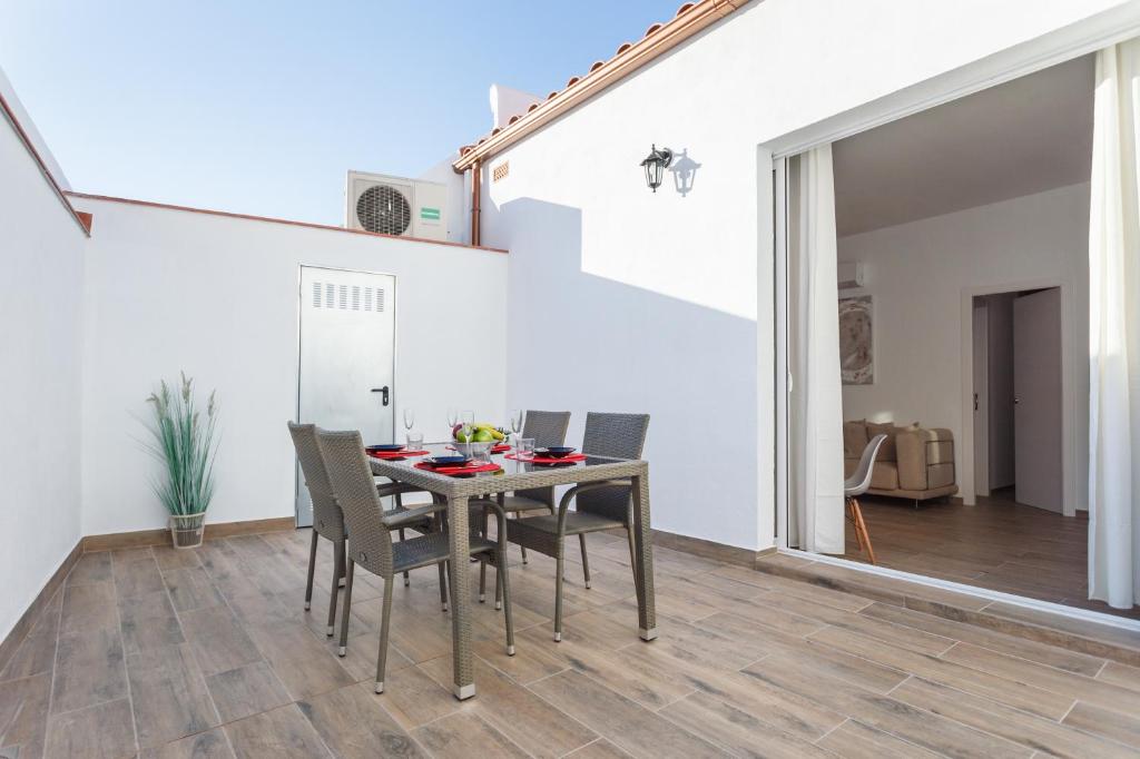 a dining room with a table and chairs at Matarolux 7 in Mataró