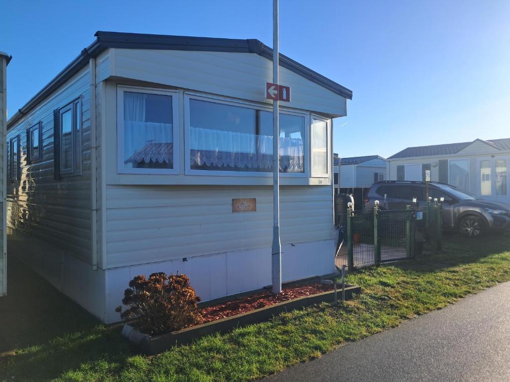ein winziges Haus am Straßenrand in der Unterkunft Lolasurmer in Bredene
