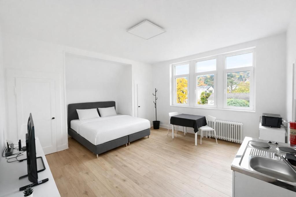 a bedroom with a bed and a desk with a computer at Modernes Apartment 3 in Bad Kreuznach mit einfachem 24h Self-Check-in in Bad Kreuznach
